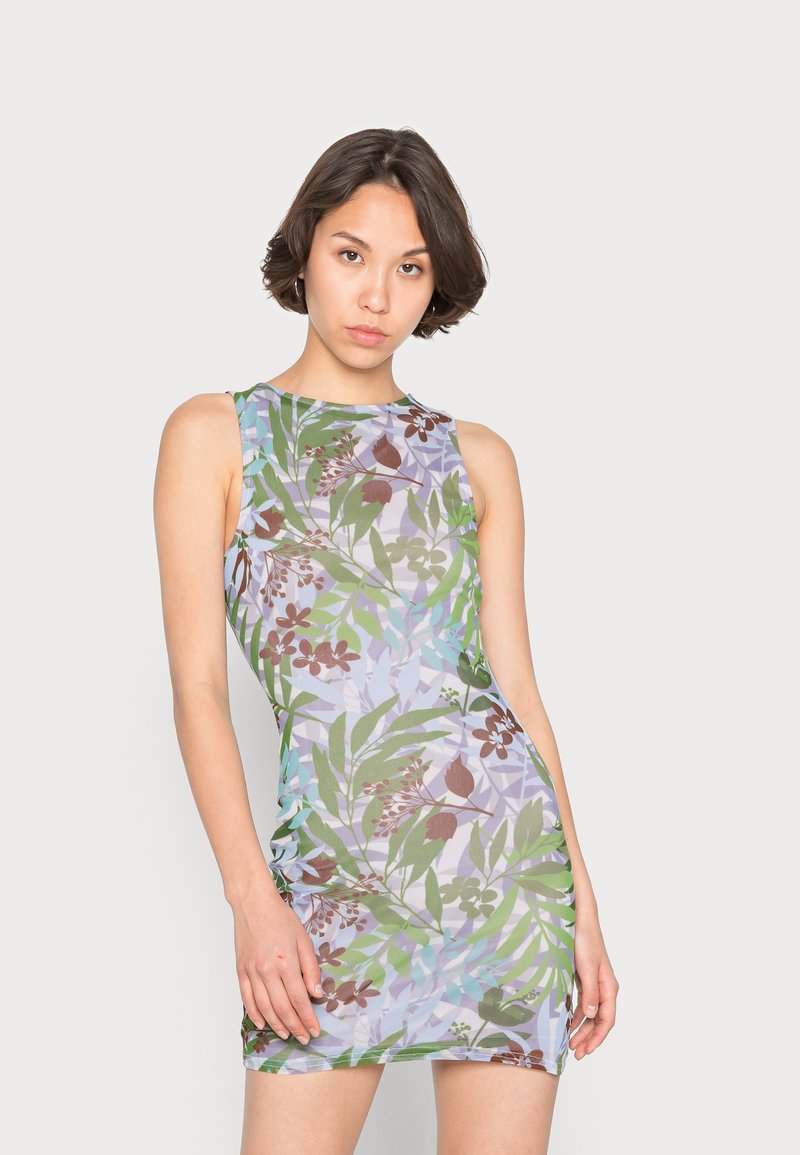 Vestido de mini sem mangas com um padrão floral, com folhas verdes e acentos castanhos sobre um fundo azul claro; feito de um material elástico.