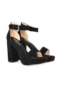 Sandalias de tacón alto de ante negro con una amplia tira en la parte delantera, tira en el tobillo con hebilla de metal y un tacón grueso. Forro interior suave.