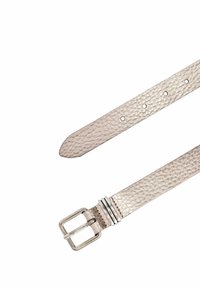 Ceinture en cuir gris clair, texturée avec une finition martelée ; présente une boucle métallique et trois anneaux argentés en accent.