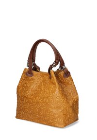 Gestructureerde gele handtas met bloemmotieven, bruine leren handvatten en zilverkleurige hardware. Heeft een stevige vorm met een brede opening.