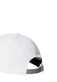 Gorra de béisbol blanca con correa ajustable de rayas blancas y negras y hebilla metálica sobre un fondo blanco.