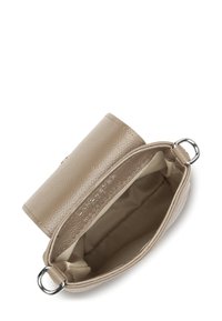 Sac en cuir beige avec un extérieur texturé, une forme arrondie et un intérieur doublé en tissu. Présente des accessoires métalliques et une fermeture à rabat.