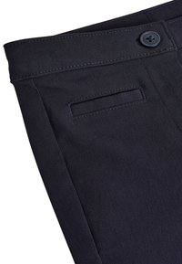 Pantaloni blu navy con una texture liscia, dotati di chiusura a bottone e una tasca posteriore con fessura orizzontale, accentuati da cuciture coordinate.