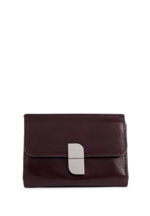 Portefeuille en cuir brun foncé avec un fermoir rectangulaire argenté sur le rabat avant, présenté sur un fond blanc.