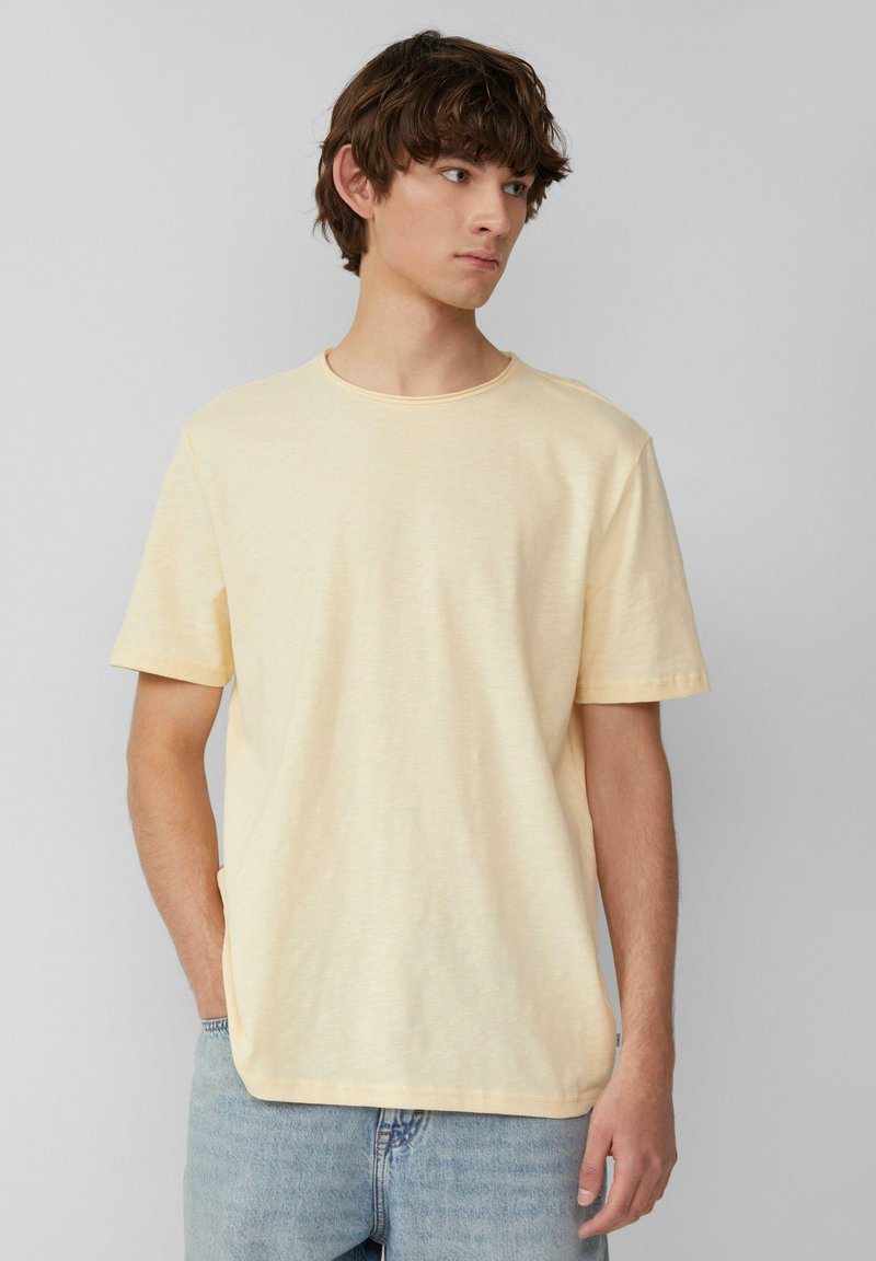 Korte mouwen, crew-neck t-shirt in lichtgeel, gemaakt van zachte stof met een subtiele textuur, voorzien van een ontspannen pasvorm en rechte zoom.