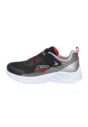 Zapatilla deportiva de malla negra con acentos rojos, un talón plateado y una suela texturizada blanca. Presenta un collar acolchado y cordones elásticos.