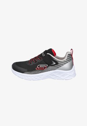 Zapatilla deportiva de malla negra con acentos rojos, un talón plateado y una suela texturizada blanca. Presenta un collar acolchado y cordones elásticos.