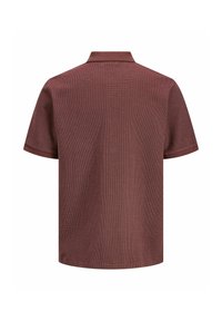 Polo marron à manches courtes avec un motif texturé, vu de dos sur fond blanc.
