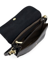 Sort læder crossbody taske med guldfarvet hardware, åben klaffen viser indvendige rum og en lynlåslomme indeni.