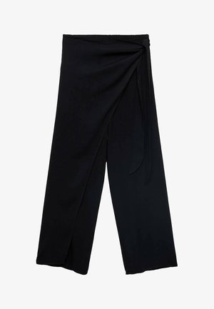 Top nero senza spalline con dettagli ricamati, abbinato a pantaloni larghi neri a tunica. Tessuto leggero, vestibilità ampia per il massimo comfort. Sandali bassi.