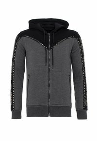 Graue Zip-Hoodie mit schwarzer Kapuze, verziert mit Nieten entlang der Schultern und Ärmel sowie seitlichen Reißverschlusstaschen.
