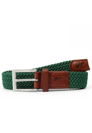 Groene gevlochten stoffen riem met zilveren metalen gesp en bruine leren details met logo reliëf op een witte achtergrond.
