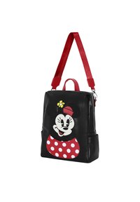 Sac à dos noir avec des sangles rouges, décoré d'un design de souris en cartoon, d'un accent à pois rouges et d'une texture brillante. Fermeture zippée avec poches latérales.