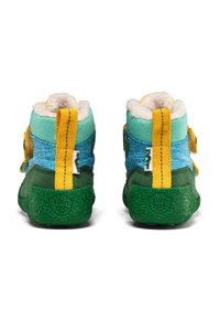 Un paio di scarpe colorate per bambini piccoli con suole verdi, tessuto blu e turchese, linguette gialle e foderatura in pile beige, viste dal retro.