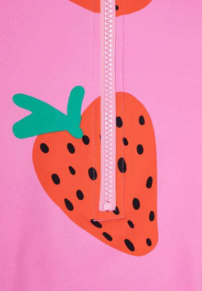 Pulinukas su rožine kūno dalimi, raudona braškės grafika su juodais sėklomis ir žalios lapų detalėmis, bei rožinė priekinė zip juosta.