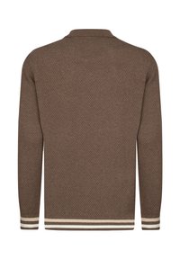 Brauner Strickpullover mit strukturierendem Muster, mit Kragen und weißen Streifen an den Bündchen und am unteren Saum.