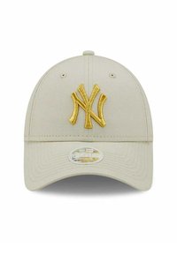 Cappello in cotone beige con logo "NY" ricamato in oro sul fronte. Ha una fascia regolabile e visiera curvata. Tessuto texturizzato.