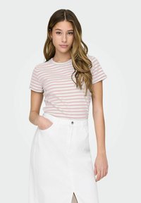 Bomuld T-shirt med pink og hvide vandrette striber, korte ærmer, rund hals, parret med en hvid denim nederdel med en foran slids og lommer.
