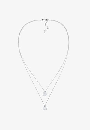 Collier en argent à plusieurs couches mettant en avant deux pendentifs ronds martelés de tailles variées, avec une chaîne fine et longueur ajustable.