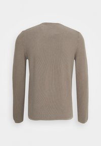 Sweter z długim rękawem w stonowanym kolorze taupe, wykonany z teksturowanej dzianiny, z okrągłym dekoltem i prostym, gładkim dołem.