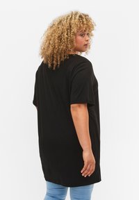Zizzi SINGLE WITH V-NECK - Základné tričko - black