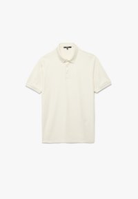 Koszulka polo z krótkim rękawem w kolorze off-white, wykonana z teksturowanej tkaniny. Posiada klasyczny kołnierzyk oraz zapięcie na trzy guziki, w standardowym fasonie.