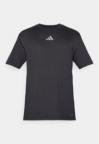 Zwarte sportt-shirt met korte mouwen, gemaakt van lichtgewicht stof, met een subtiele reflecterende Adidas-logo op de borst.