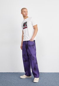 Volcom BILLOW - Jeans loose fit - deep purple