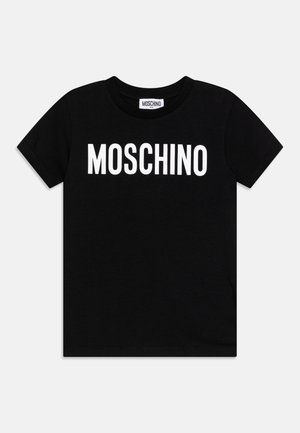 Czarna koszulka z krótkim rękawem dla dzieci z białym napisem „MOSCHINO” na środku klatki piersiowej, okrągłym dekoltem i małą metką marki wewnątrz kołnierza.