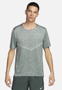 Nike Performance RISE - Camiseta deportiva - vintage green htr reflective silv