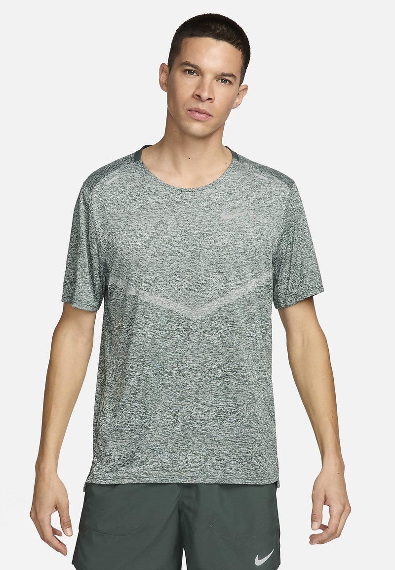 Nike Performance RISE - Camiseta deportiva - vintage green htr reflective silv