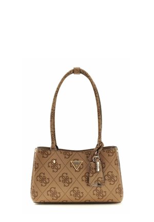 Sac à main marron Guess avec motif monogramme, double bandoulière et étiquette logo en métal suspendue à une anse.