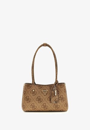 Sac à main marron Guess avec motif monogramme, double bandoulière et étiquette logo en métal suspendue à une anse.