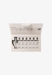 Ampollas de vidrio claro en una caja blanca, que contienen un potenciador con tapa plateada y seis tubos claros etiquetados como "POTENCIADOR DE COLÁGENO". Incluye ilustraciones de instrucciones.