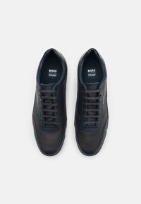 Mörkblå läderskor med texturerade paneler, rund tådesign och snörning. Har Ortholite®-innersulor för extra komfort.