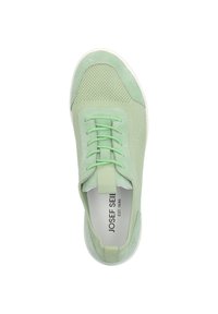Světlě zelené tenisky s vrchním materiálem z meshové látky a semišovými detaily. Obsahují ploché tkaničky a bílou gumovou podrážku. Značka viditelná uvnitř.