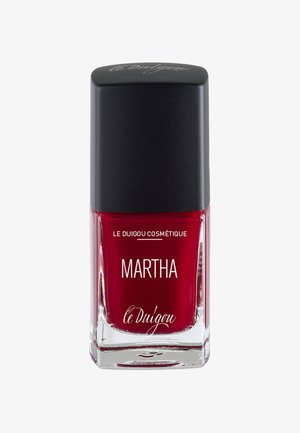 Roter Nagellack in einer klaren rechteckigen Glasflasche. Schwarzer quadratischer Verschluss mit erhabener Schrift. Glatte Textur, lebendige Farbe und minimales Branding.