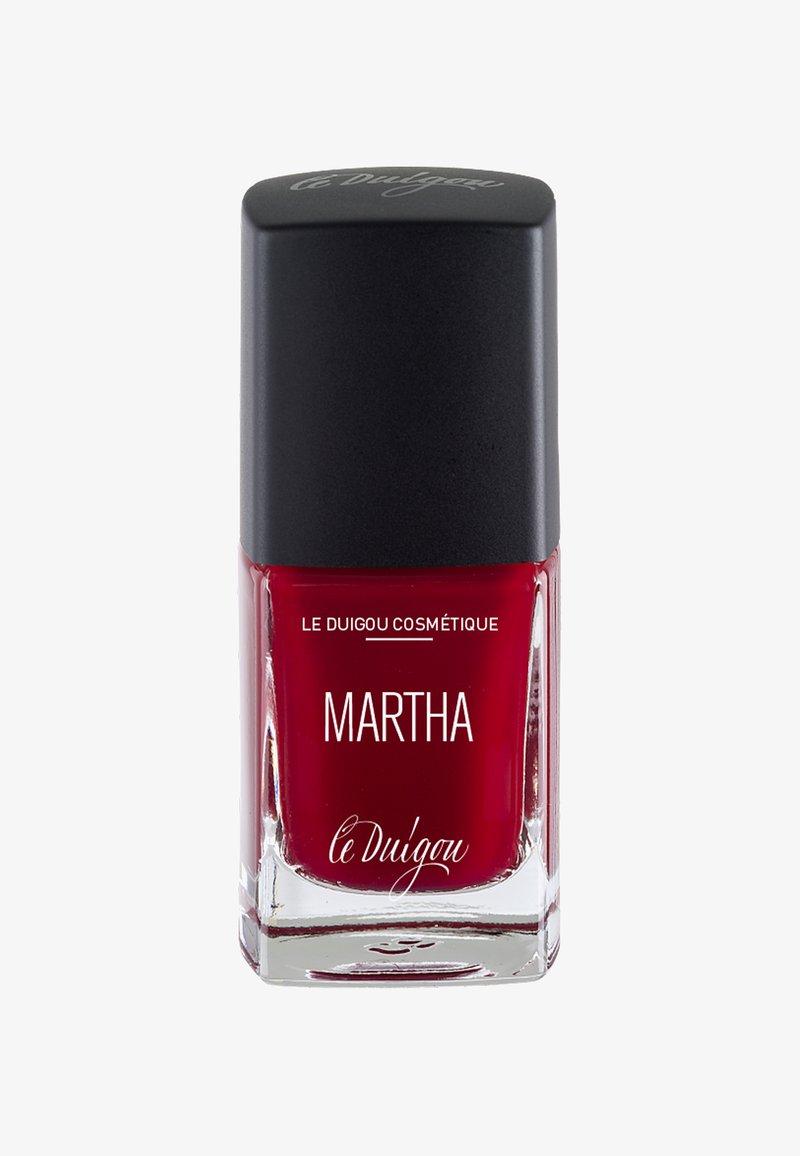 Roter Nagellack in einer klaren Glasflasche mit einem schwarzen Quadratdeckel. Das Etikett zeigt in weißem Text "Martha" und "le Duigou cosmétique".