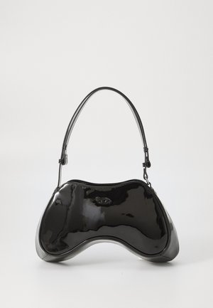 Sac à main en cuir verni noir avec une forme incurvée unique, une anse courte et ajustable, et une fermeture zippée. Texture lisse avec un branding discret.