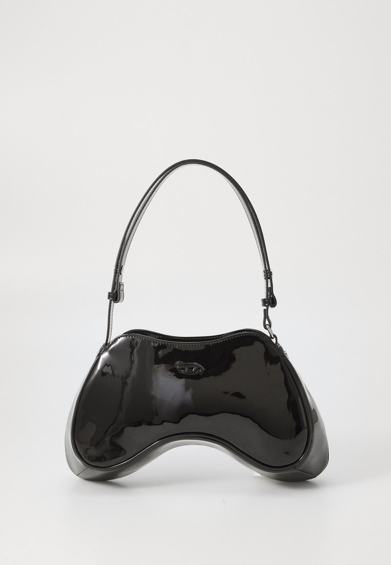 Schwarze Handtasche aus lackiertem Leder mit einer einzigartigen, geschwungenen Form, kurzem verstellbarem Griff und einem Reißverschluss oben. Glatte Textur mit dezentem Branding.