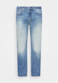 Jeans de mezclilla azul claro con un lavado desgastado, diseño de pierna recta, estilo de cinco bolsillos y detalles de hardware metálico en la cinturilla.