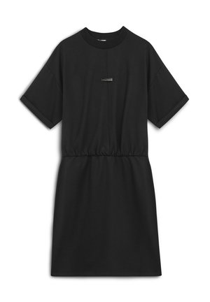 Robe noire à manches courtes en tissu doux, dotée d'une taille cintrée, d'un col rond et d'un accent en métal rectangulaire à l'avant.