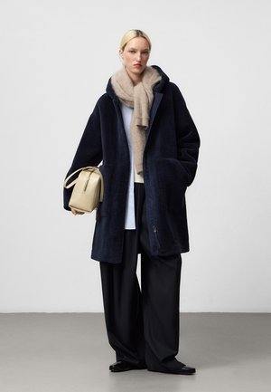 Rankning 11: ADOLFO DOMINGUEZ - SHEARLING WITH HOOD - Kort kappa / rock