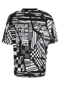 Camiseta de manga corta en blanco y negro con estampado de formas geométricas, texto y diseños de tablero de ajedrez. Fabricada con tejido ligero.