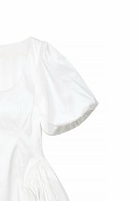 Valge puff-sleeve topp sügava kaelusega, valmistatud siledast ja kergest kangast. Omab külgedel kogutud detailide ehted.