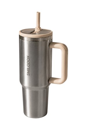 Hoge reisbeker van roestvrij staal met beige handvat, deksel en rietje, met de naam Smilodox aan de zijkant.
