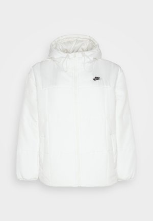 Bjela puf jakna s kapuljačom, zatvaranjem na zip, elastičnim manžetama i bočnim džepovima. Crni Nike logo na prsima. Glatka, podstavljena tekstura.