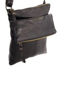 Schwarze Leder-Crossbody-Tasche mit einer Reißverschluss-Vordertasche, strukturiertem unteren Bereich und goldenen Hardware-Details. Sie verfügt über einen langen, verstellbaren Tragegurt.