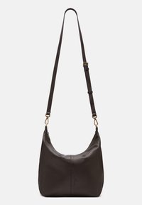 Borsa a spalla in pelle marrone scuro con tracolla regolabile e logo in rilievo discreto al centro frontale.