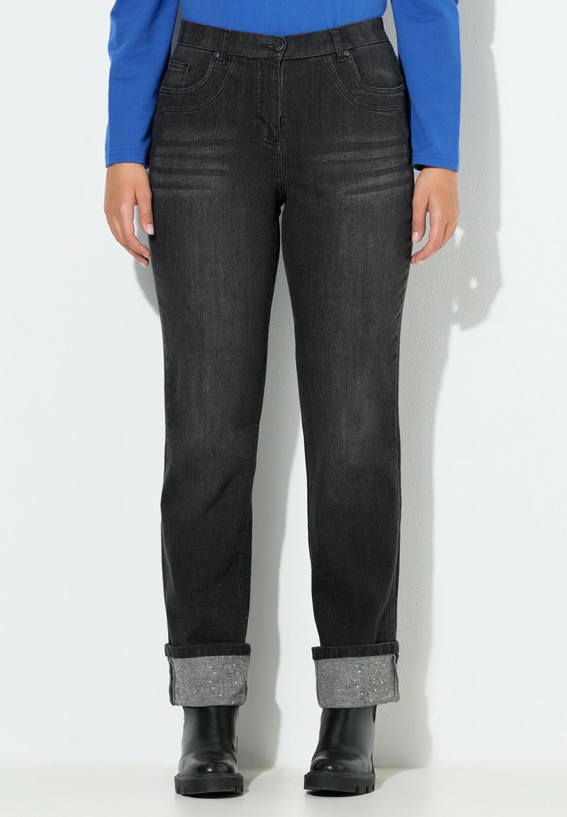 Jeans de mezclilla negra con diseño de pierna recta, con un puño doblado en mezclilla gris claro con detalles brillantes. Detalles visibles de los bolsillos delanteros.